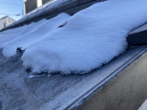 雪の積もった瓦屋根